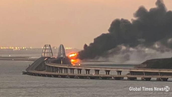 انفجار كبير يضرب الجسر الذي يصل القرم بروسيا (فيديو)