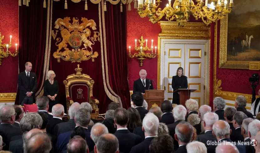 Charles III proclamé roi au balcon du palais Saint James sous les ovations du public