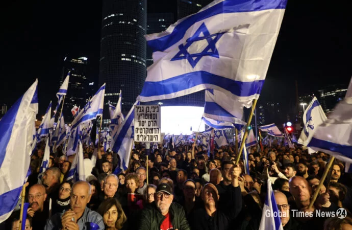 Israël: l'ex-Premier ministre se joint a une manifestation contre le gouvernement