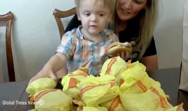  दो साल के बच्चे ने दिया 31 बर्गर का ऑर्डर, जानिए मां ने क्या किया बच्चे के साथ