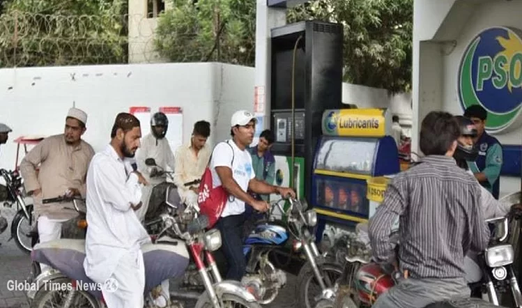 पाकिस्तान में तेल की कीमतें बढ़ने की आशंका, पेट्रोल पंपों पर टूटी भीड़